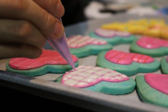 お日持ちするお誕生日プレゼントケーキまでは仰々しい早めなら渡せそう！ お気軽に。でもしっかりHAPPYBIRTHDAYを伝えたい！おかしさんの アイシングクッキーはいかがでしょうか♪ おかしさん全5店舗で販売中です。 http:okashisan.com shop.htm