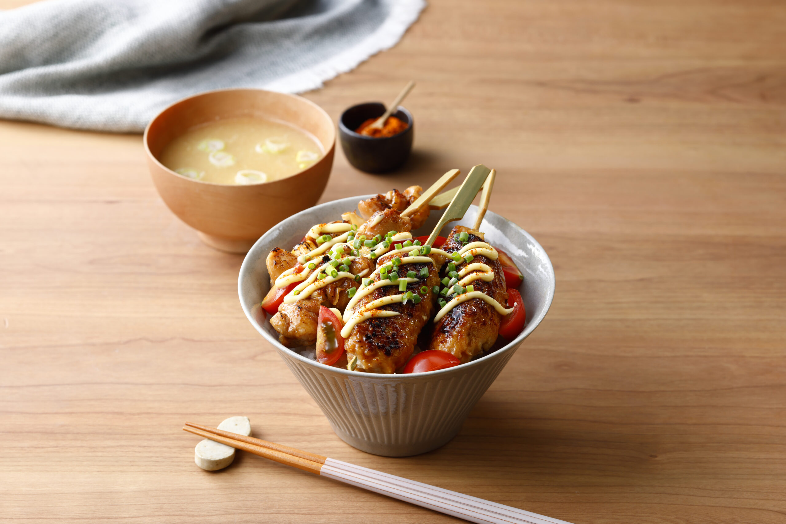 作り置き冷凍焼き鳥丼の作り方 時短で解凍して火を通すだけ!! とっても簡単です . 材料 鶏肉もも肉 250gー300g ネギ1 3お好みでみりん 大さじ3 醤油 大さじ3 はちみつ 大さじ1 チューブにんにく 2cm今回私は入れていませんがチューブ生姜1cmくらい入れても