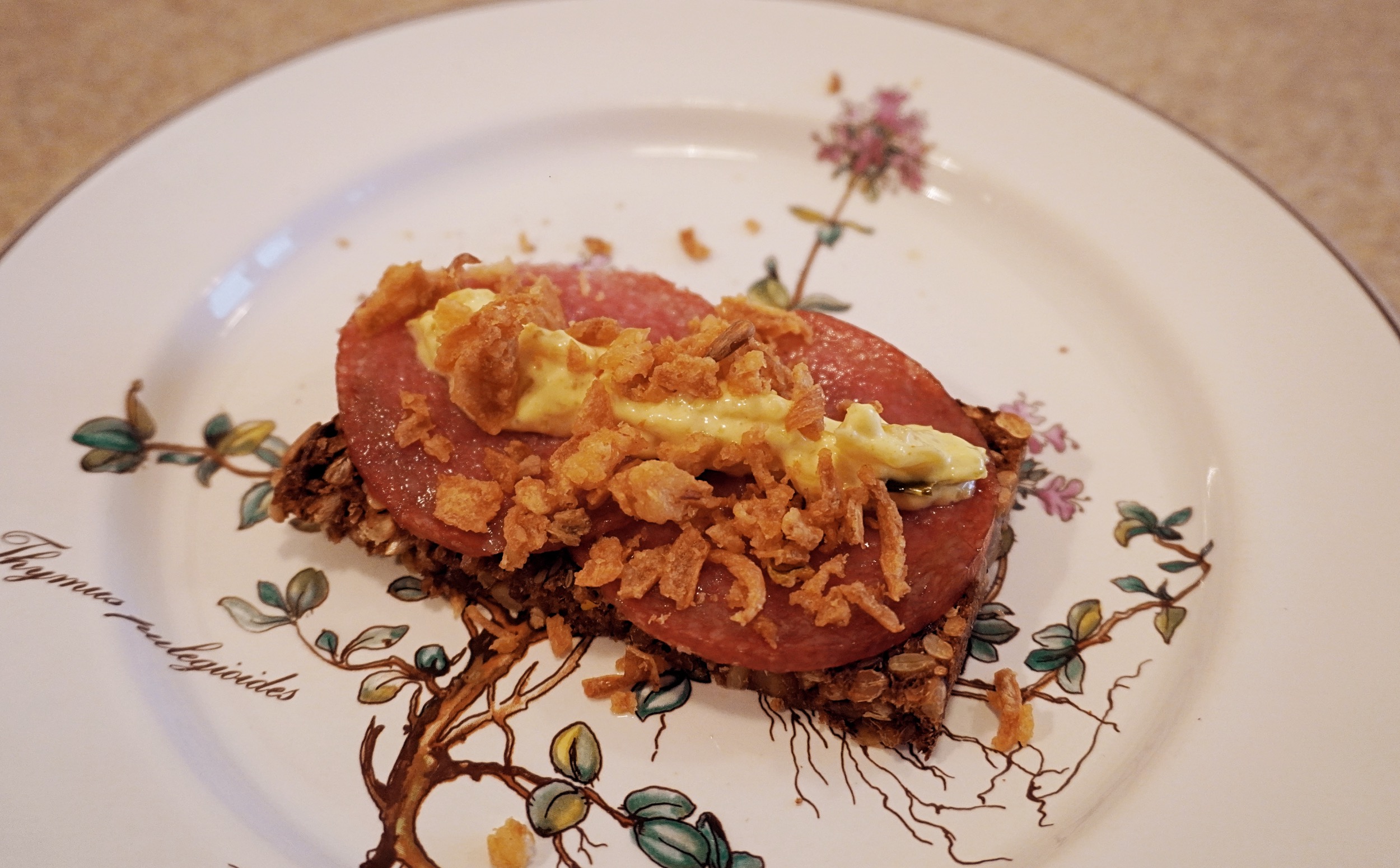 まるで日本の海鮮丼？デンマークの国民食「スモーブロー」レシピFika