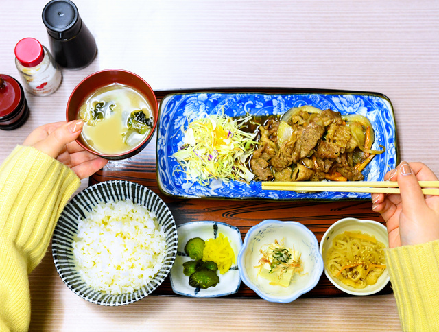 みそ汁を置く場所には関東と関西で地域差があるらしい！ あなたの地域は右手前？それとも左奥？Pouch ポーチ