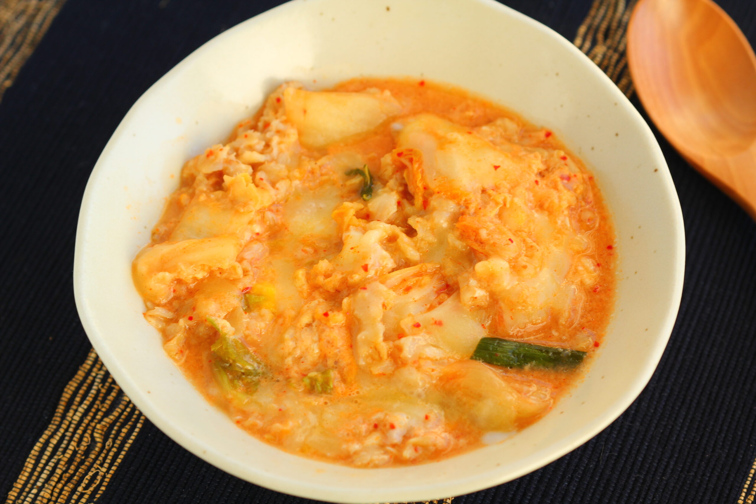 電子レンジで簡単！🥄🥄🥄 オートミールアレンジレシピをご紹介します！ ＼電子レンジで簡単ふわとろたまご粥・材料・ オートミール 本品30g 鶏がらスープの素 小さじ２ 水 180ml 卵 1個 ・作り方