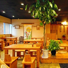 はち🐝8🐝永吉アリーナ近くの 「稲庭風うどん玉やにんにくさらだ」 うどんが有名ですが、こちらの焼きハヤシもオススメ😁サラダ付きのランチセット 1050円真ん中に温玉がありガーリックライスと混ぜ合わせます🍚Instagram