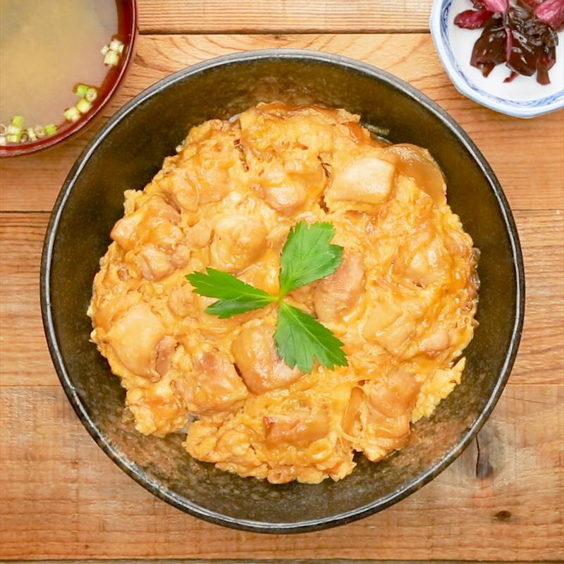 砂糖なし！で出来る、ふわトロ 親子丼 出汁と醤油とみりんだけ👍 - YouTube