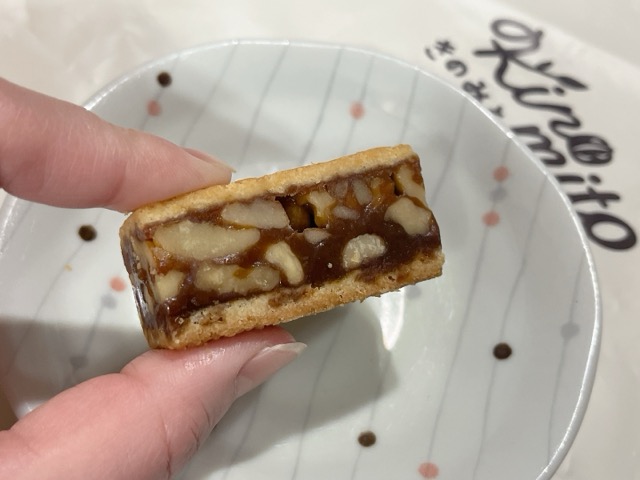 鎌倉紅谷『クルミッ子』とカルディ『くるみとキャラメルのクッキー』を比較！伝統菓子エンガディナー風 - 旅するエスプレッソ