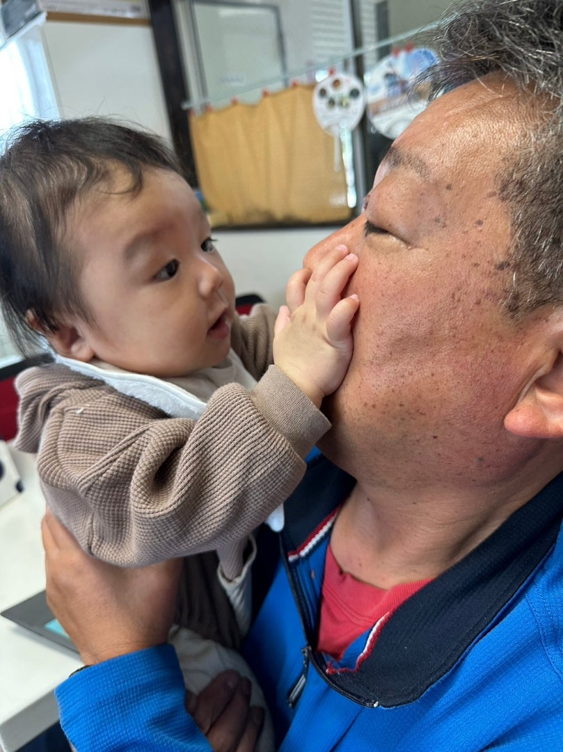 おばあちゃんと孫イラストレイン🚂 - イラスト無料素材