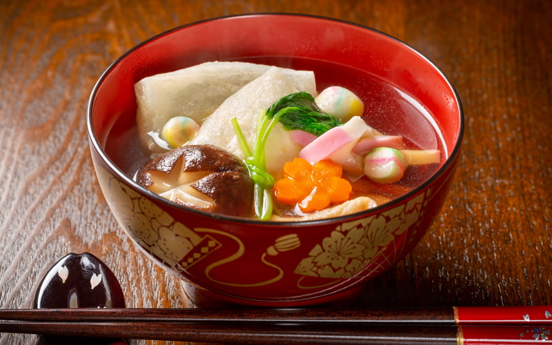 菱餅 ひしもち高松地方気象台は、昨日平年よりも35日遅れで ｢梅の開花宣言｣をしましたが、また寒波がやって来るようですね。 そんな中もうすぐ3月3日｢桃の節句｣を迎えます。 その｢ひな祭り｣に欠かせない物の一つに｢菱餅｣があります。 菱餅の3つの色にはそれぞれ意味