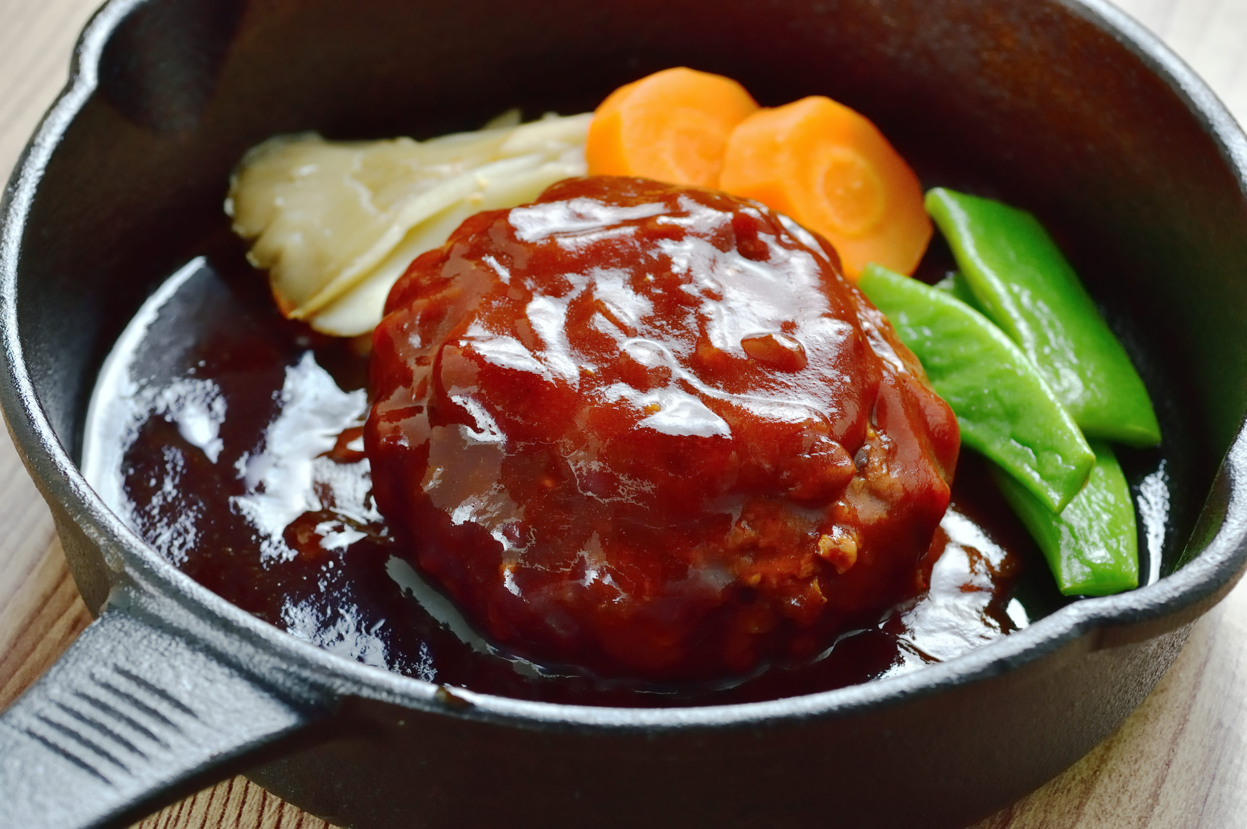 キャンプ飯の定番！レトルトカレーのアレンジレシピ7選 – キャンプクエスト