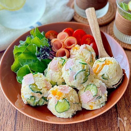 パーティー料理 簡単なカップに入った可愛いサラダです女子会や父の日誕生日に作ればインスタ映え間違いありません簡単に作れるので是非作ってみてください