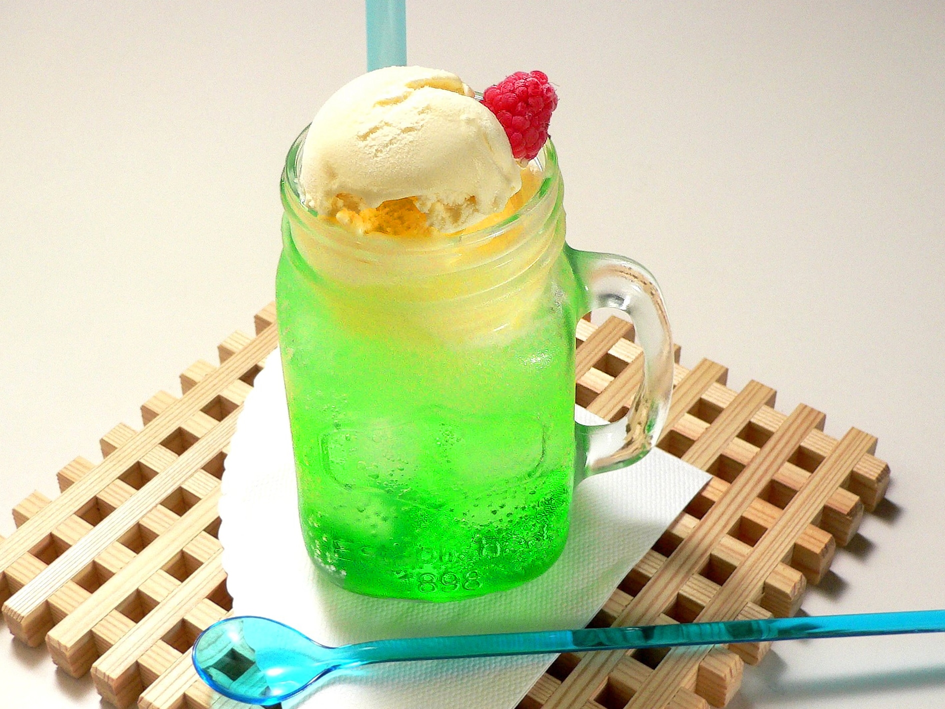 グラスに注ぐだけで簡単！ メロンクリームソーダ