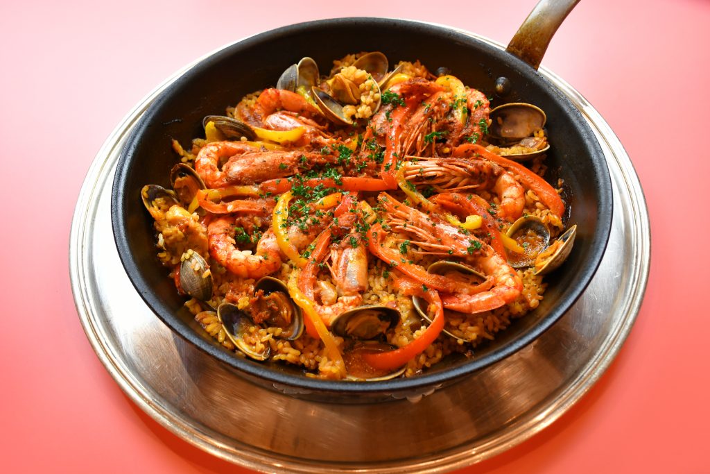 YouTubeにアップしました。パエリア3つのステップでフライパンで本格パエリアが作れます。食材の持ち味をしっかりと引き出し、お米にたっぷりとしみ込ませて炊き上げた洋風版炊き込みご飯。色と香りが食欲をそそり、一度食べたらやみつきに！YouTubeチャネル Grand