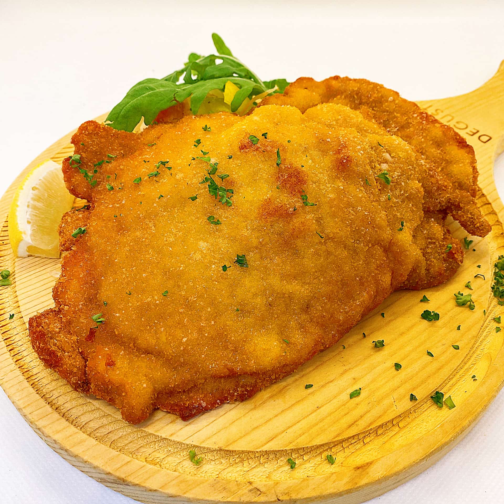 シュニッツェル オーストリア・ドイツのカツレツ世界の肉料理７Cutlet料理は世界各国にあり，日本のカツレツに次いで評価が高いのが，オーストリア ドイツのシュニッツェル．特によく知られているウィンナー シュニッツェルは薄く切った仔牛肉にパン粉をまぶして