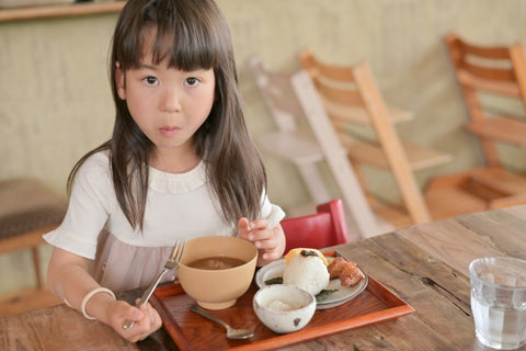 朝食を食べる子供：イラスト無料