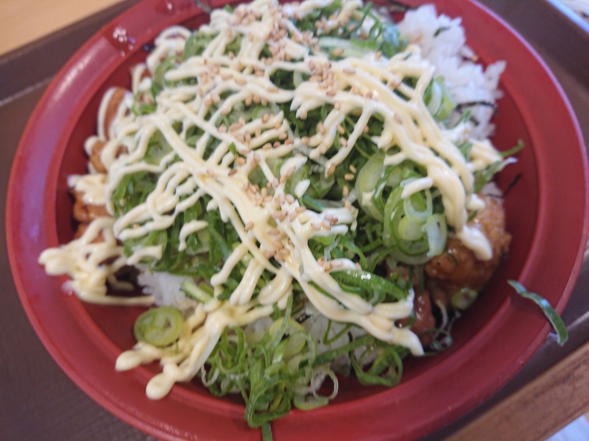 すき家 炭火やきとりにマヨネーズってどんな味？「ねぎマヨ炭火やきとり丼」はつくねと鶏皮も入って豪華 あかし- エキスパート - Yahoo!ニュース