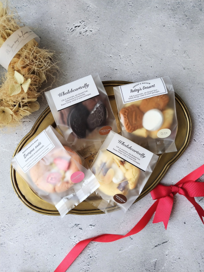 AmazonMolioon ラッピングバッグ ビニール袋 100枚 英字 粘着テープなし ギフトバッグ パン OPP袋 お菓子 クッキー チョコラッピング 個包装袋 透明袋 プレゼント 小分け お菓子用袋 ラッピングバッグ 包装袋 焼き菓子100枚ギフトバッグ・袋文房具・オフィス用品