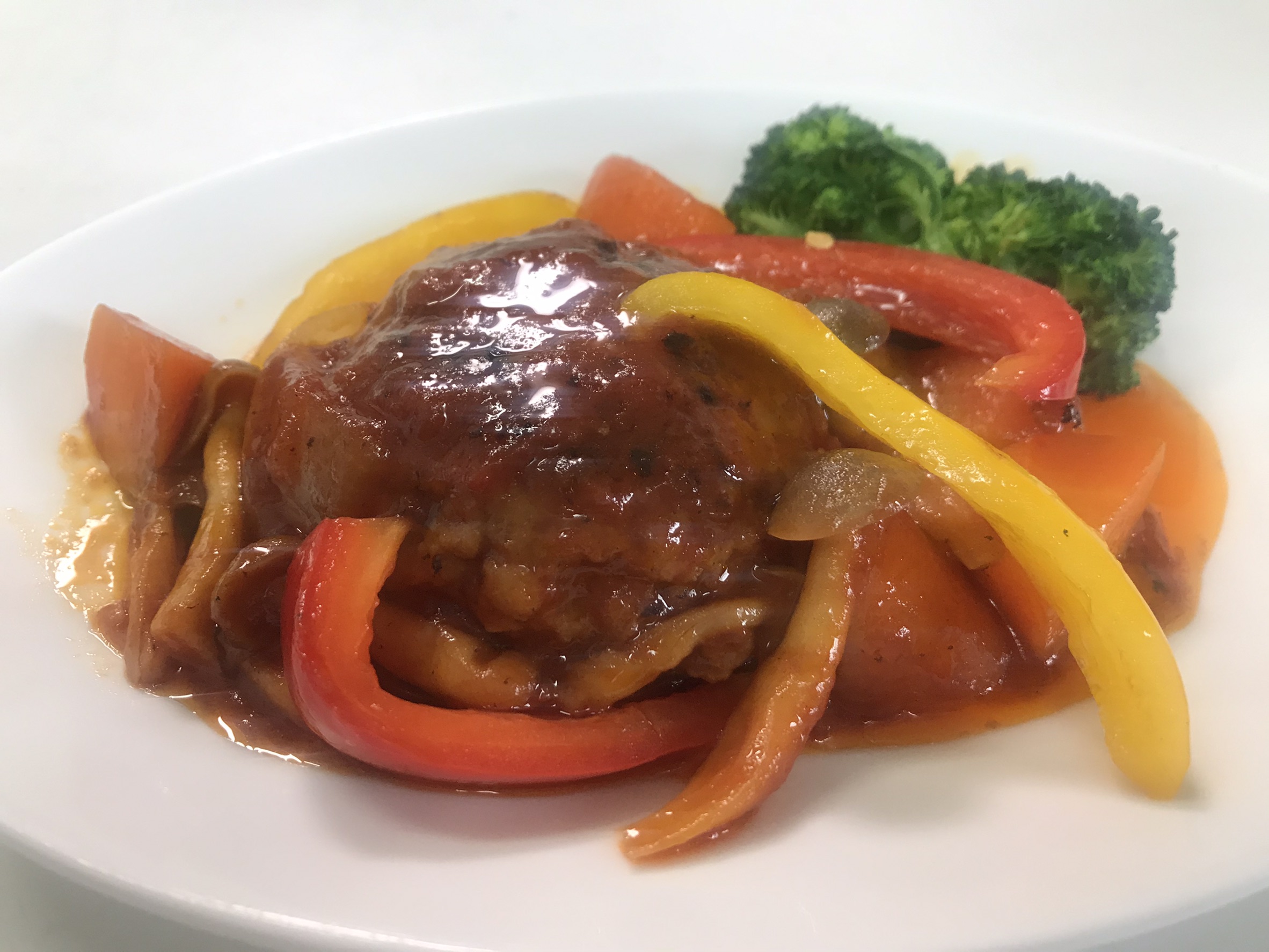 クローブ香る！トマト煮込みハンバーグぶるキッチン