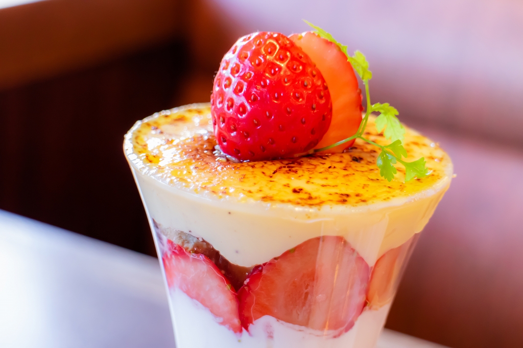 ロイヤルホストの新作「いちご」デザート6種が登場！ピスタチオと楽しむ春限定メニュー - macaroni