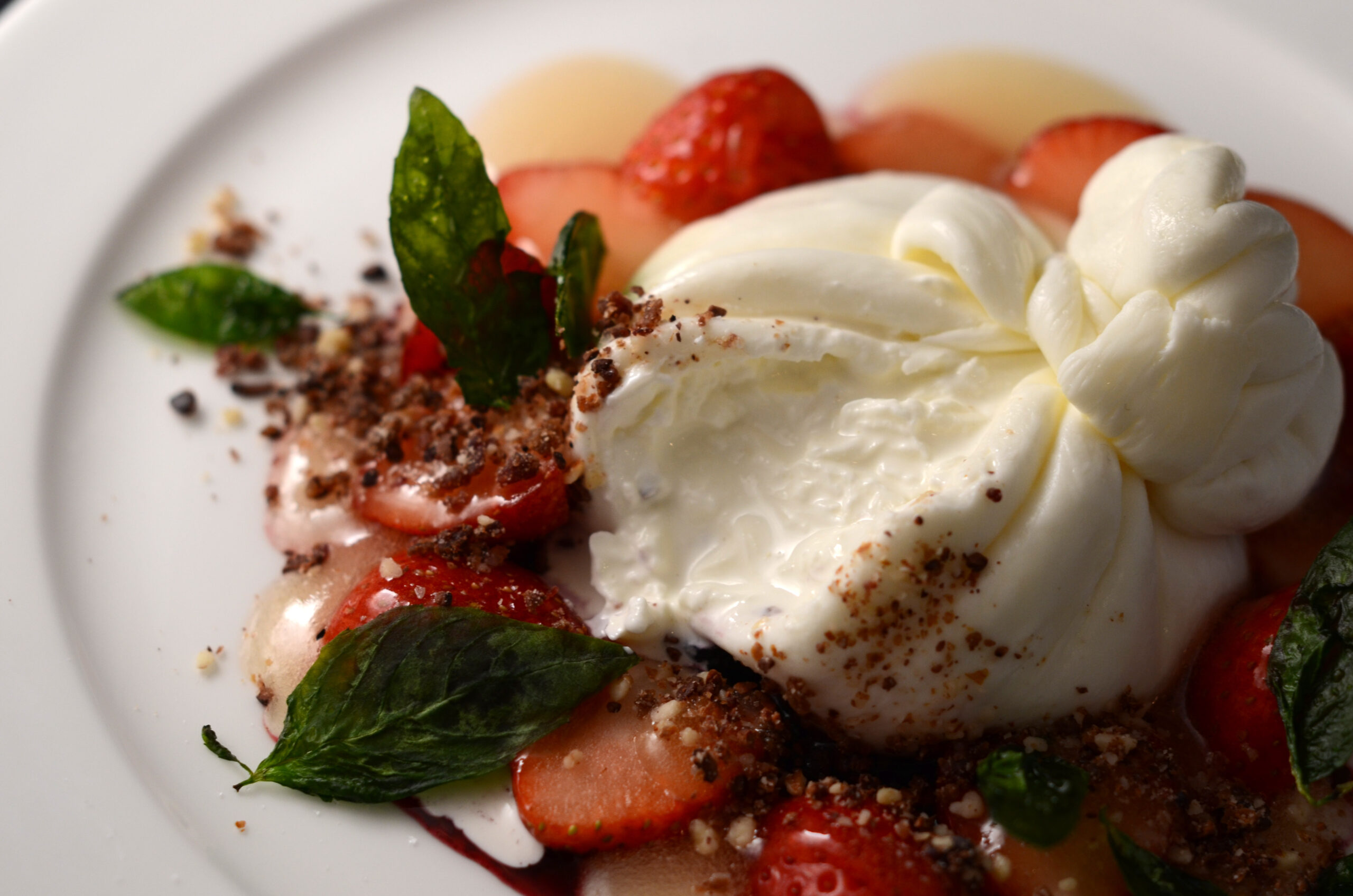 濃厚「ブッラータチーズ」のおいしい作り方と食材とのおしゃれな組み合わせをご紹介キナリノ