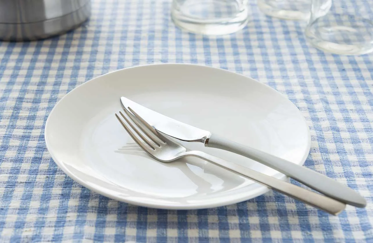 シンプルな 洋食 マナー ナイフ フォーク 置き方：イラスト無料
