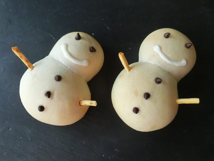 ◉抹茶とホワイトチョコの雪だるまパン◉, 12月になって, 一気にクリスマス気分🎄✨, 寒いの大嫌いだから冬は1番苦手な季節だけど,やっぱりクリスマスが近くなると, なんかウキウキしちゃうよね🤭, ということで, パンもクリスマスっぽいやつを作ってみました⛄️✨,抹茶×ホワイトチョコ, 大好きな組み合わせです😋💓, 子どもも食べやすいように抹茶は薄めで😊, パンを見たときの嬉しそうな顔が,