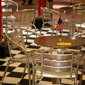 食堂・定食屋・アメリカンダイナーのメニューテンプレートでおしゃれなメニュー表デザインを無料で作成！Canva