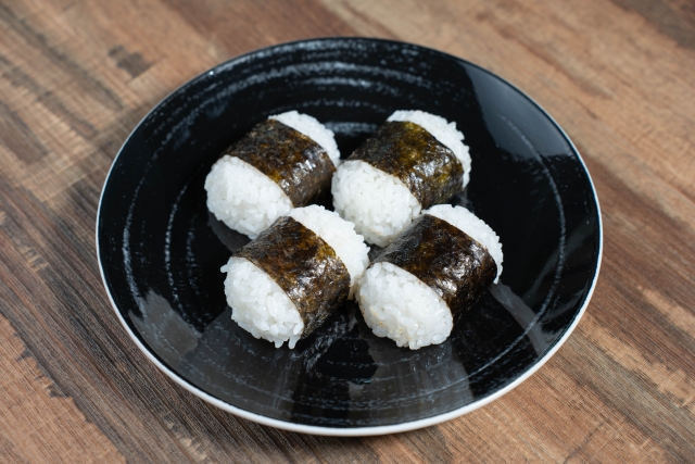 バーベキューに人気のおにぎりのレシピ！焼き方のコツやポイントもプロが解説宅配バーベ急便