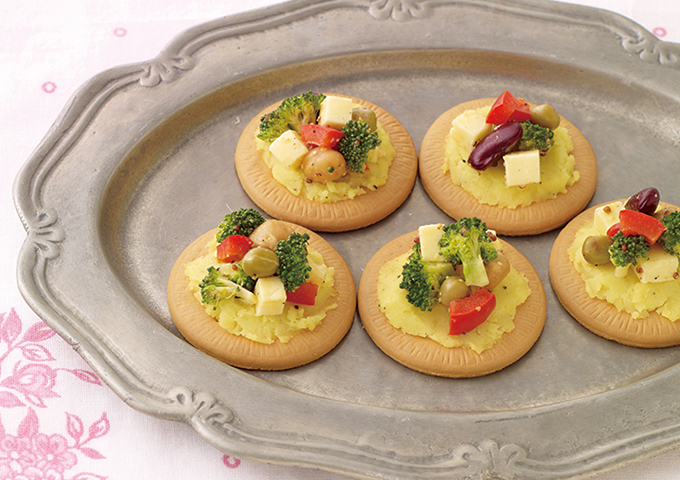 なつ⌇大切な人に贈るお菓子作り⌇🧸⸒⸒🍫⸒⸒ 𖡡 無印ビスケットアレンジ ﹉ ﹉ ﹉ ﹉ ﹉ ﹉ ﹉ ﹉ ﹉ ﹉ ﹉ ﹉ ﹉ 作り方ᝰ✍︎︎ ・無印良品てんさい糖ビスケット ・マーブルチョコ ・板チョコorチョコペン ①ビスケットに溶かしたチョコレートを つける ②