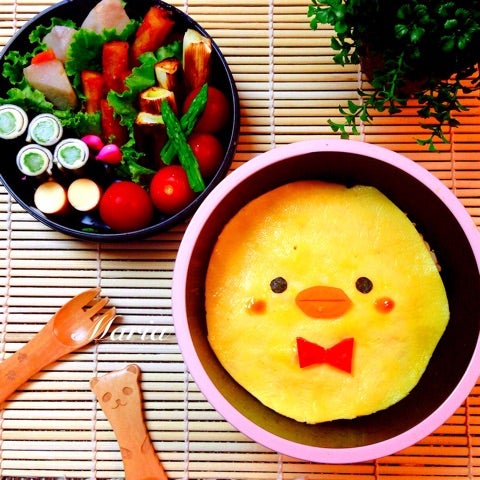 お弁当⋈ ひよこのお弁当⁡ 本日ご紹介するのは @nacchi1212 さんの投稿です🍀 ⁡ ▸▸▸ 🌟ヒヨコ弁当🌟 今日のお弁当はヒヨコちゃんとニワトリさんの親子おにぎりでした☺️昨日の夜に、三男と何のお弁当にしようかと話してて、三男が考えてくれました🐥💕 やっぱり