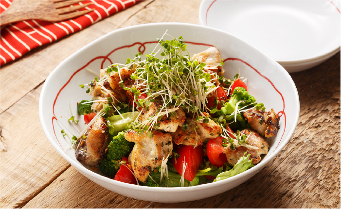 夜ご飯 📝 献立 ＊タンドリーチキン ＊ほうれん草お浸し ＊豆腐とわかめのお味噌汁 ＊蓮根の金平 ＊ひじき煮 ＊柿 タンドリーチキンのレシピはブログに載せてます☺️調味料に漬け込んでオーブンで焼くだけなので簡単！ ヨーグルト効果でしっとり柔らかく仕上がります