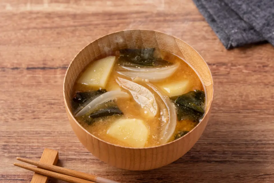 ほくほくじゃがいもと玉ねぎの味噌汁