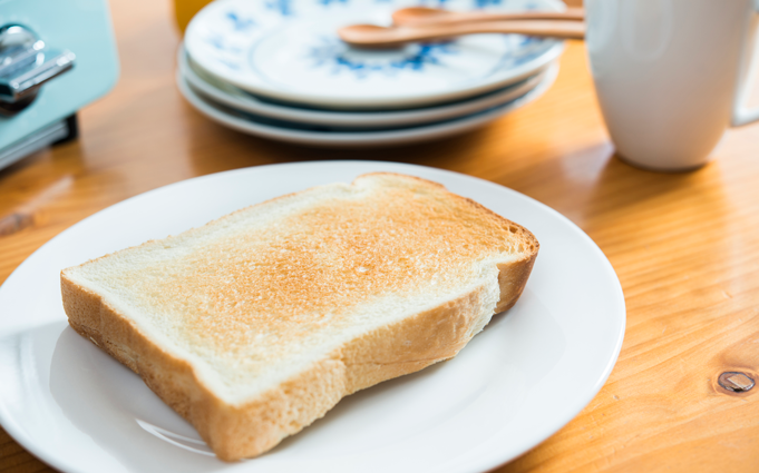 出勤前の朝ごはん⁡ ⁡ 焼きたてほぐし鮭のまぜご飯！ ⁡.⁡ ⁡ いつもより早く起きちゃった今朝の朝ごはんは時間をちょっとだけ 多めに使ったしゃけたっぷりの混ぜご飯。 出勤前に食べるしゃけのご飯って瓶とかに入ってる鮭フレークを使うことが多いのですが、今日は潤沢な
