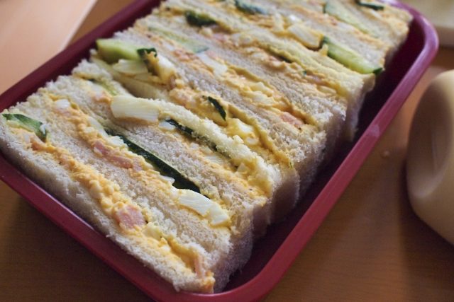 本仕込 でたまごサンド🐣サンドイッチの具材は前夜に作り置きして 冷蔵庫に入れておけば、 朝は『本仕込』をカットして挟むだけ🥪冷蔵庫に入れておくことで、具材がひんやりするので 暑い夏の朝にぴったりな朝ごはんです✨ 『本仕込』は厳選素材として新たに国産小麦