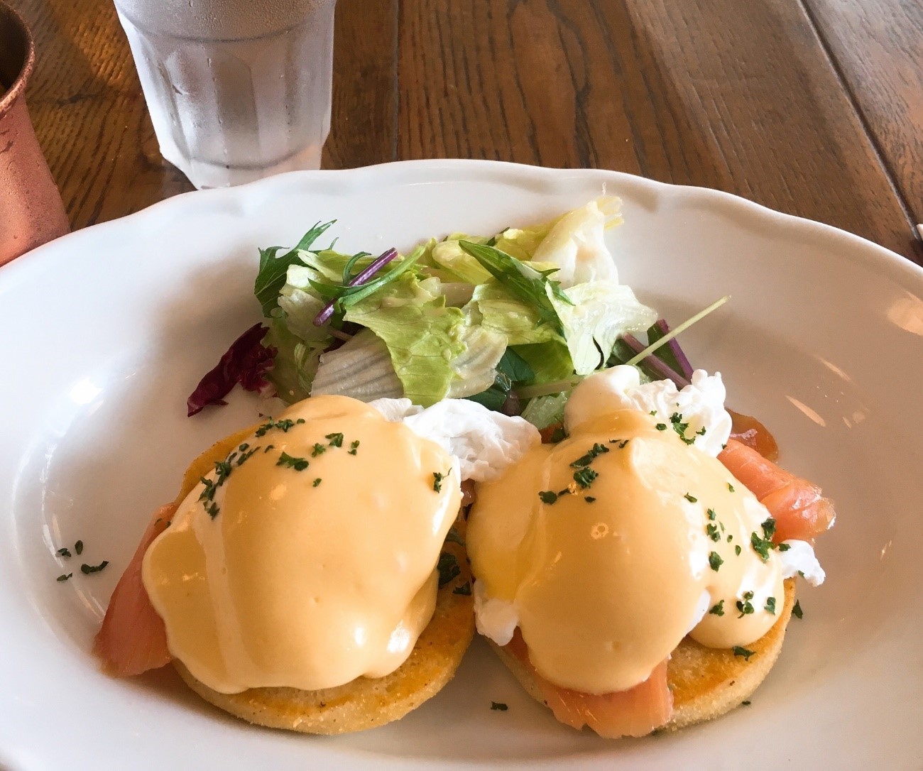 エッグベネディクト を朝食に。eggsbenedict using homemade English muffin for breakfast.昨日投稿した イングリッシュマフィンで 息子のリクエストにより エッグベネティクトを作りました。 たまごサンドじゃだめなのか生意気ティーンエイジャーねなんちゃって