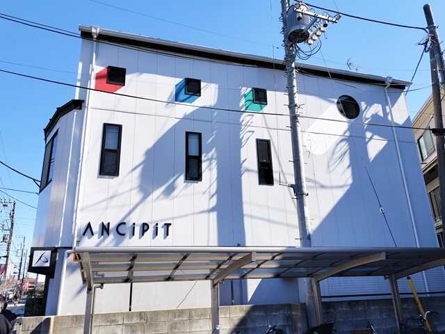 大変申し訳ございません。 商品名に誤りがございましたので、再度投稿させて頂きます。 シャンティブラン 12cm 15cm写真は15cmとなります。クリスマス仕様の苺のショートケーキ。 構成は口どけの良いスポンジ生地にベリーのシロップ、コクがありながらも後味が