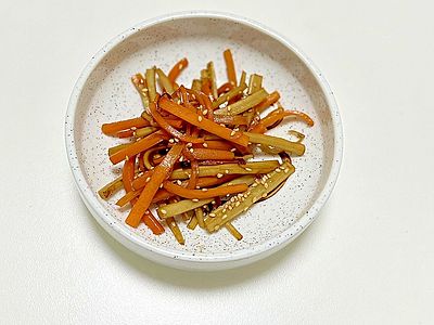 きんぴらごぼう白ごまがけ