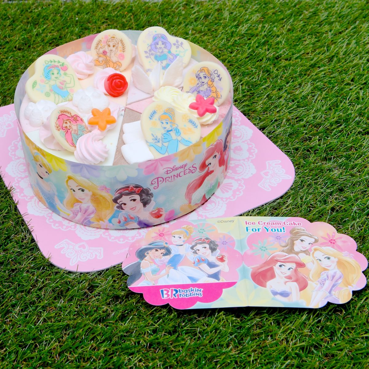 大好きなプリンセスとキラめく世界へ👑✨ 「ディズニープリンセス パレット６ 」新発売🎂 6人のディズニープリンセス たちが大集合✨ちょっぴりオトナなアイスクリームケーキ🎀 ケーキの上のチョコレートや砂糖菓子でできたプリンセスのモチーフがとってもキュート