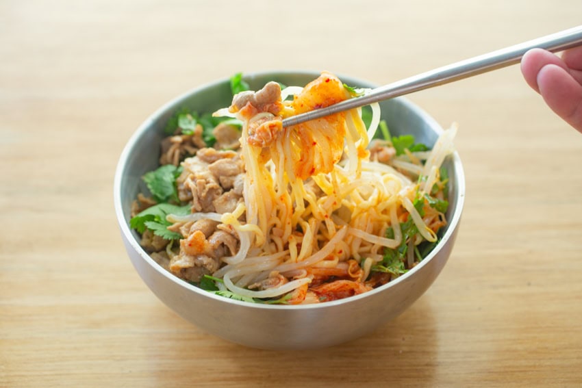 即席麺の裏ワザ 麺茹でて煮詰めて炒めて 汁なし超濃厚「悪魔の焼きチキンラーメン油そば」に挑戦♪『あたらしい日日』こんな時代のニューノーマルな暮らし方。食と農、生活情報をお届けします