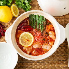 吸物鯛の湯葉包み 松茸 芽蕪 松葉柚子 湯気がゆらゆらと立ち昇るお吸物。 朝晩だけではない寒さに、温かいお出汁がしみる季節になりました。気づけば11月も後半。 バタバタしていて完全に投稿が止まってしまっていました😖 あと少しで師走に突入。 さらにバタバタと