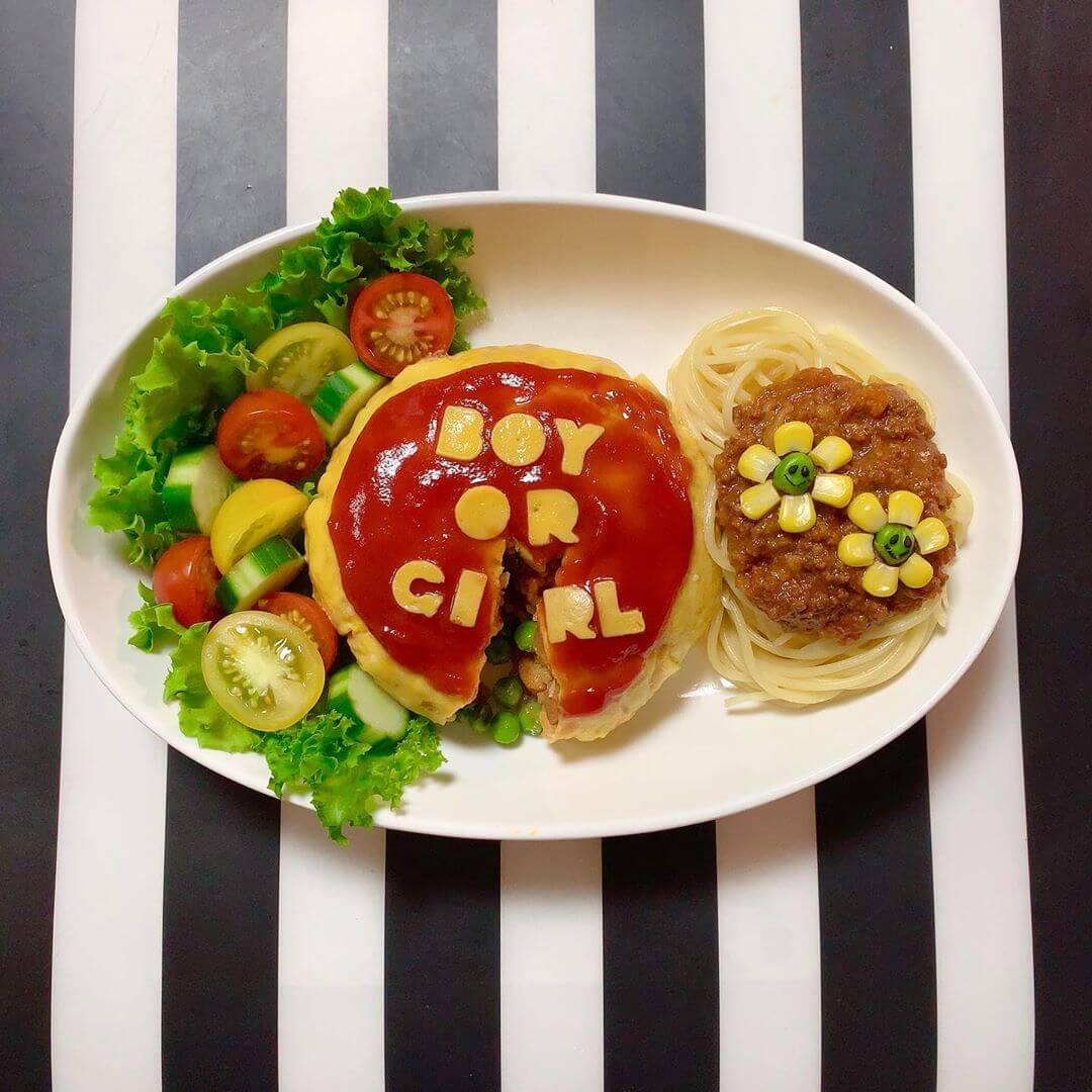 まい保育士137万回再生された ジェンダーリビールオムライスの 作り方をご紹介します🤲💕材料・たまご→2つ ・マヨネーズ・ほんだし ・チーズ ・のり ・ケチャップ ・ウインナー ・ごはん ・バター ・ブロッコリー作り方①のりとチーズで目と鼻を