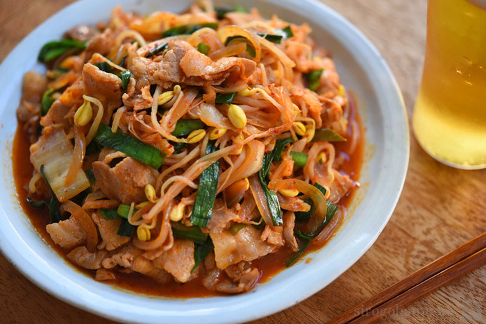 100円以下でがっつりメイン！？『カリカリ♡鶏皮もやしの香ばし香り中華だれ』 レシピブログ連載: 作り置き＆スピードおかず de おうちバル〜yuu's stylish bar〜 Powered by ライブドアブログ