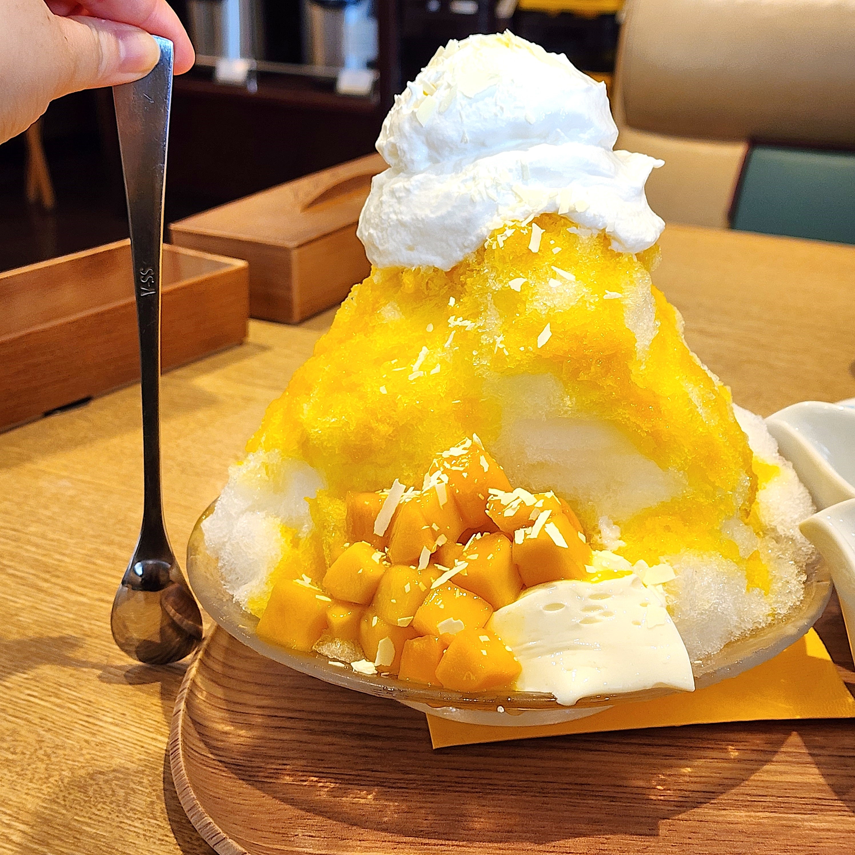 チェーン店のかき氷食べ比べ2024 今年のガストは持ち帰りOK！ パチパチアメが楽しい縁日みたいなかき氷ロケットニュース24