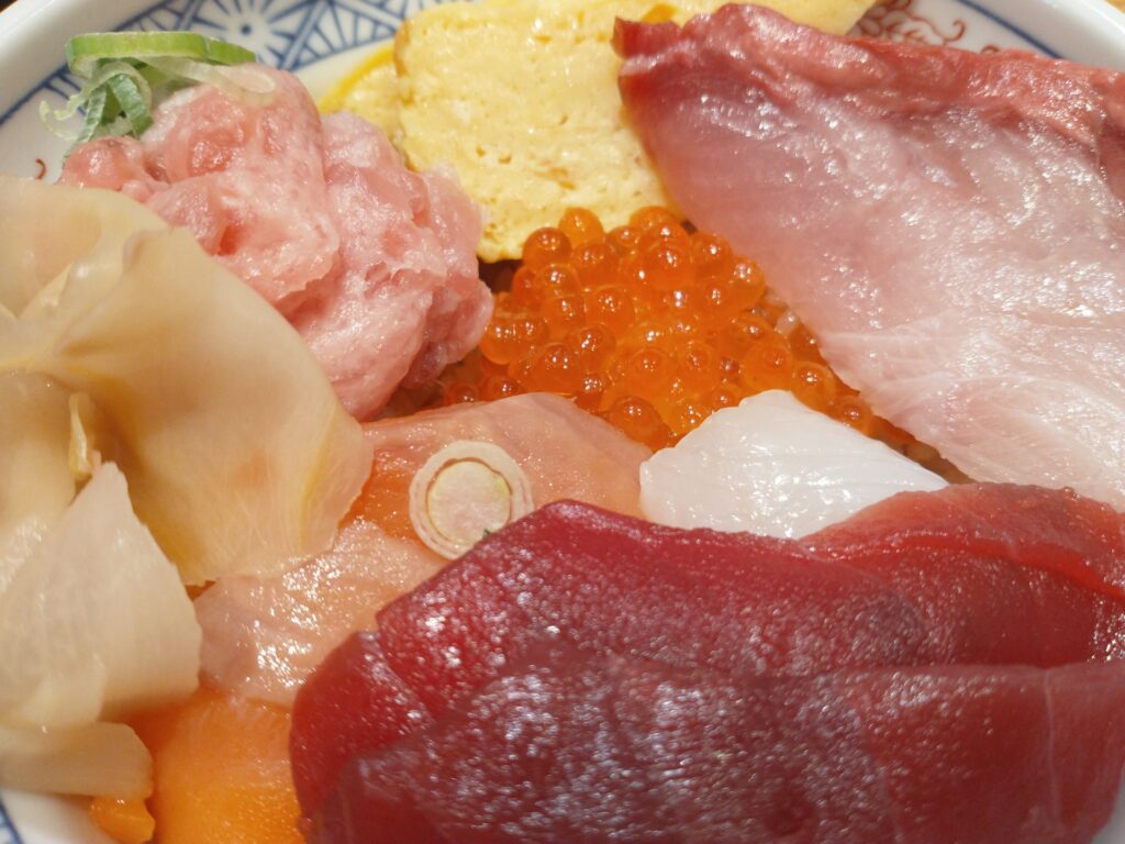 オモウマい店千葉・銚子 99円海鮮丼“+ プラス 丼”のお店は「ヤマタくん」！予約方法や人気メニュー・口コミをチェック！まいこのエンタメブログ 仮