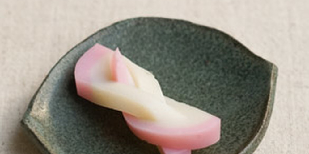 おせちの飾り切り縁起もの！「 結びかまぼこ 」出す前にサッとできる お正月の飾り切り kufuraクフラ- YouTube