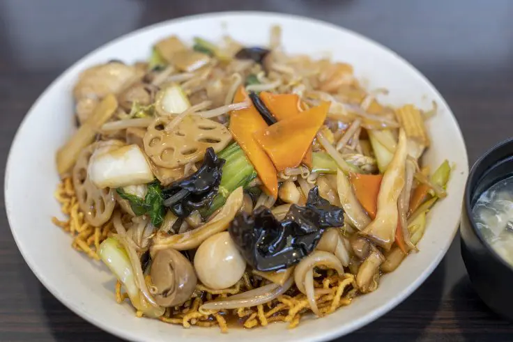 Shinnji Mizutaniバリそばとあんかけ焼きそばとソース焼きそば速報〜 ^^ ⑤ フォローさせて頂いている方の投稿を見てその焼きそばの盛りの良さが気になってた港区のレスポアールさん。昼休憩の仕入れのついでに。Instagram