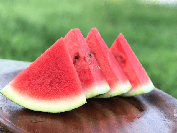 スイカの保存方法は🍉⤵︎ 🍉切る前：常温で冷暗所に置いて保存 🍉カット部分をラップなどで包んで冷蔵保存。 できるだけ早く食べましょう掲載食材神奈川県『角田農園』さんの大玉スイカ 露地栽培にこだわり、露地にビニールで
