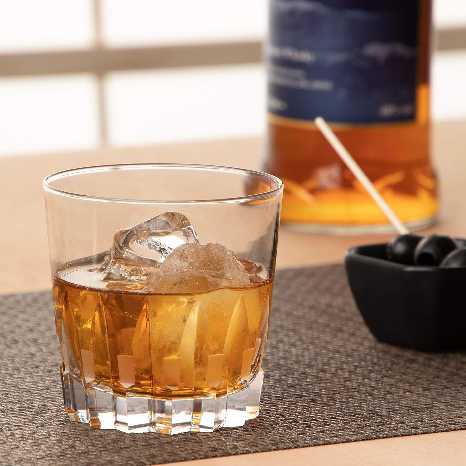 ウイスキーのロックのおすすめの飲み方は？ おいしく飲むための作り方もご紹介Dear WHISKY