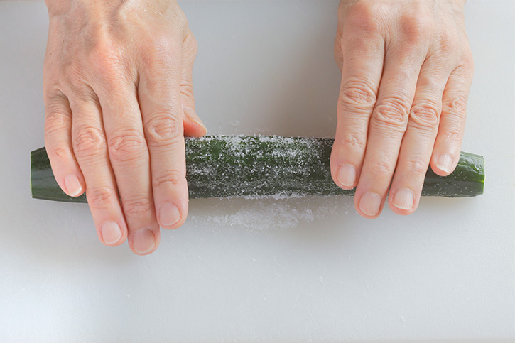 オクラの板ずりってどうやるの？板ずりのやり方や理由をチェック - 家事代行・家政婦ならきらりライフサポート