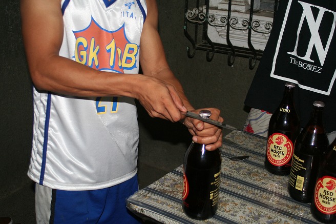 ビール瓶のふたを開けるとき、栓抜きでふたを鳴らすのは何故ですか。 - こんに- Yahoo!知恵袋