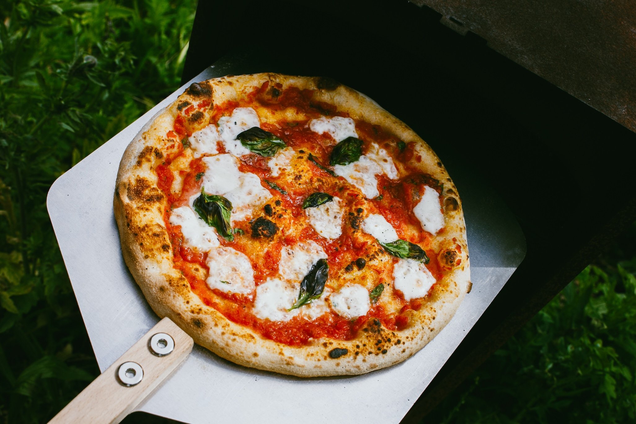 こんにちは☀ ギャレスのアジト17:00〜22:00 Open🍻 おすすめメニューの紹介です✨ デトロイトピザ🍕 デトロイトピザはアメリカの デトロイト市発祥のピザスタイルで、特徴的なのは四角い形状と厚めの生地です🍕 生地は外がカリカリで内側がふわっとしてます🍕 たっぷり