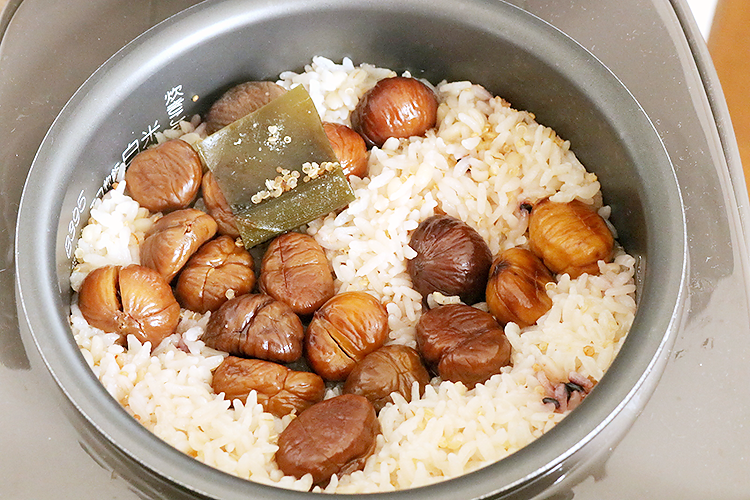 🌰👩‍🍳甘栗の炊き込みご飯👨‍🍳🌰 炊飯器に材料を入れて炊くだけ！ 包丁いらずで手軽に作れます✨ ▽材料▽ 米 1合分 栗 30g 甘栗水 1合分より2mm少なめ 味噌 小さじ1 醤油 小さじ2 みりん 小さじ2 黒ごま 小さじ1 ✓みりんは コープオリジナルの 本みりん が