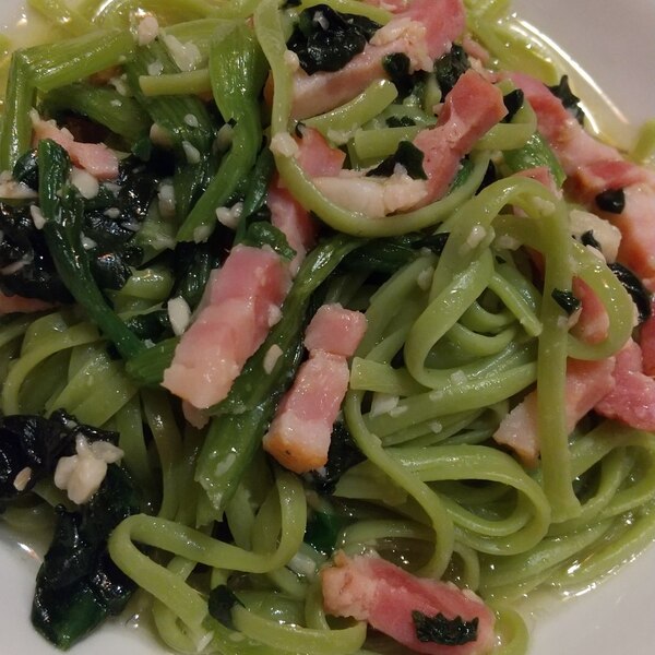 ベーコンとほうれん草のトマトペペロンチーノ